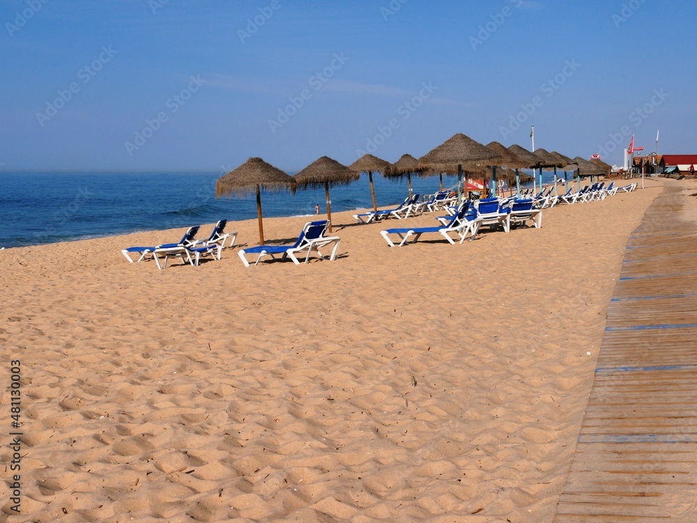 Plage de sable blond sur l'Atlantique à Faro dans l'Algarve au sud du Portugal