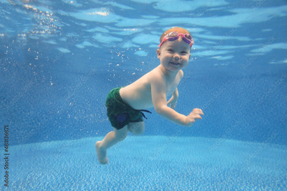 Underwater Baby swimming