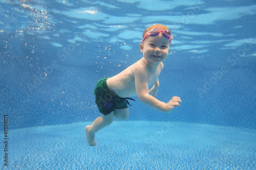 Obraz na płótnie Underwater Baby swimming w salonie
