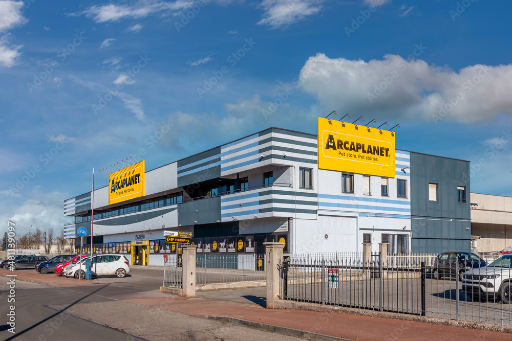 Largest sales pet stores