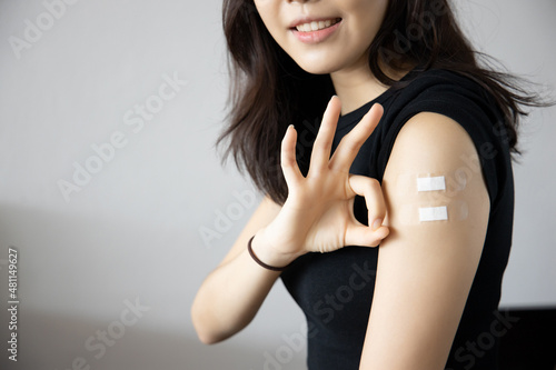 Foto Healthy asian woman getting vaccinated immunity, concept of complete vaccine pri