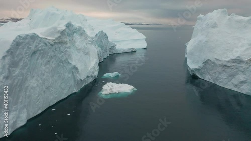 Grandes icebergs desde punto de vista aéreo photo