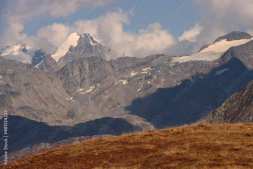 Majestätische Engadiner Berglandschaft; Blick von Nordwesten zum Piz Roseg (3935m)