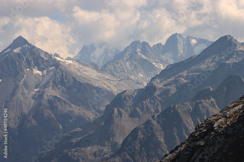 Imposante Alpenlandschaft über dem Malojapass  Blick von Norden auf Monte del Forno (3214m), Monte Disgrazia im Dunst (3678m) und Cima di Rosso (3366m) © holger.l.berlin