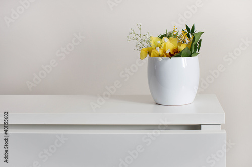 storczyk w białej doniczce na pustym biurku w pokoju lub domowym biurze photo