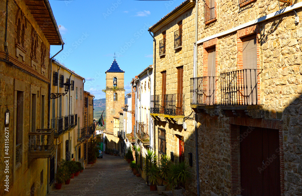Calle de Castellar con la  Iglesia de Nuestra Señora de la Encarnación al fondo. Castellar es un pueblo de la Comarca del Condado en la provincia de Jaén, España.