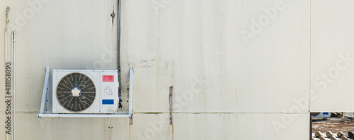 The air compressor is installed outside the building and is connected to the air conditioner through a duct laid on the wall.