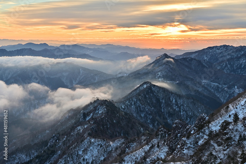 日本百名山の一つで西日本最高峰の百名山石鎚山、冬景色