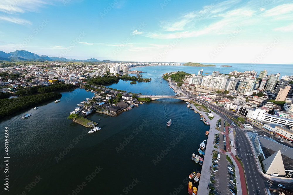 Linda imagem de drone do canal do centro de Guarapari, mostrando o transito, os barcos, carros e o por do sol.