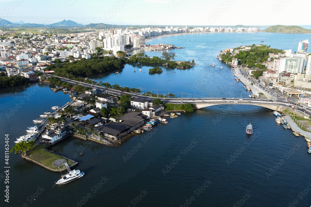 Fototapeta premium Linda imagem de drone do canal do centro de Guarapari, mostrando o transito, os barcos, carros e o por do sol.