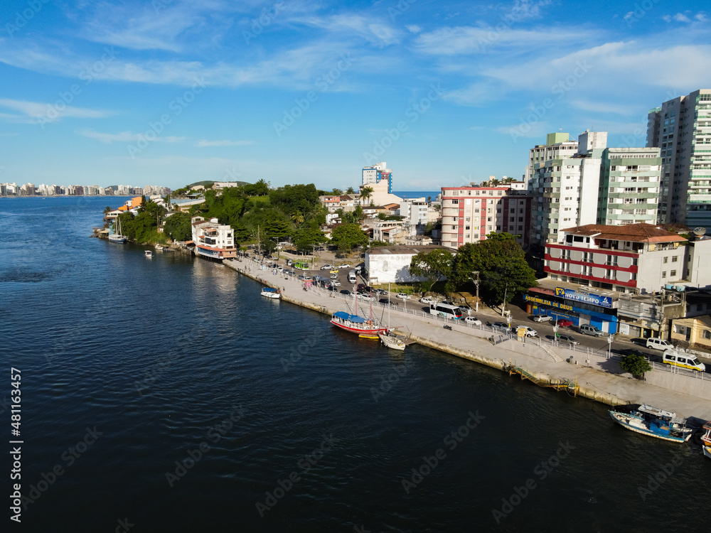Linda imagem de drone do canal do centro de Guarapari, mostrando o transito, os barcos, carros e o por do sol.