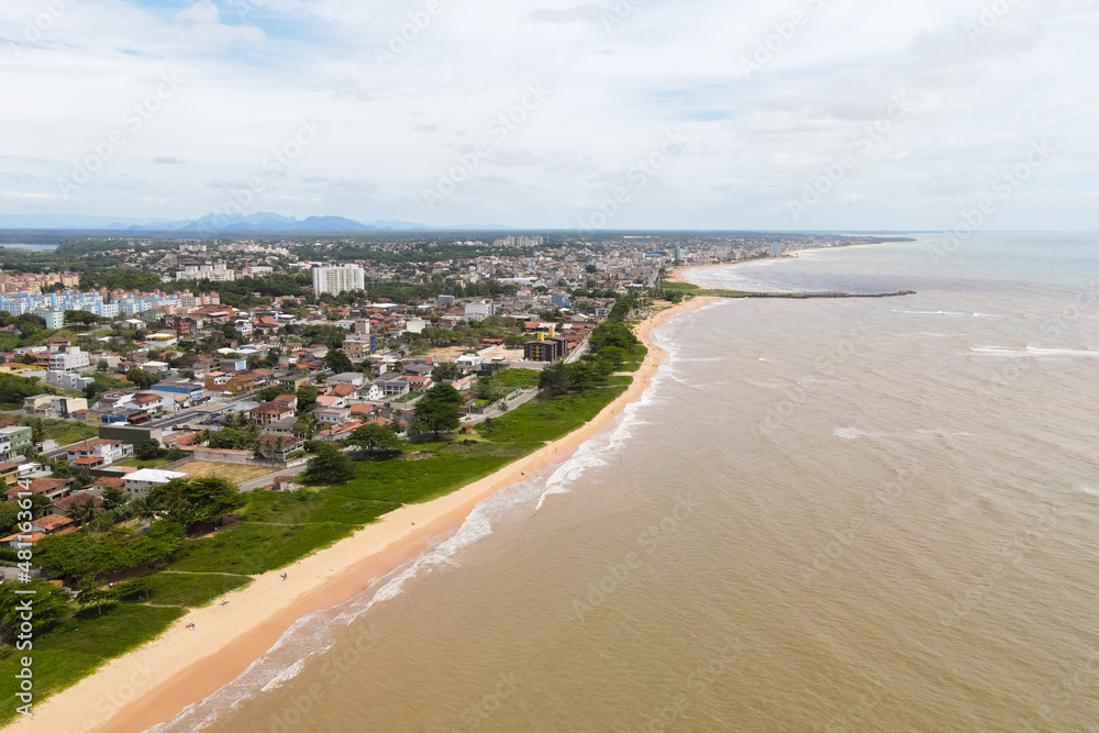 Fototapeta premium Imagens de drone da praia de Manguinhos e um dia com nuvens. Praia deserta na cidade da Serra no Espírito Santo.