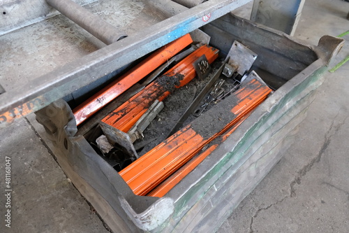 FU 2020-11-18 Metallbau 127 In einem Kasten liegen mehrere orangene Metallteile