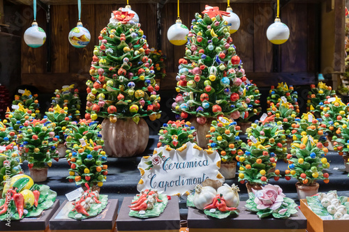 Konstfotografi Christmas objects made with the famous capodimonte ceramics, for sale in the stalls of San Gregorio Armeno, the street of cribs