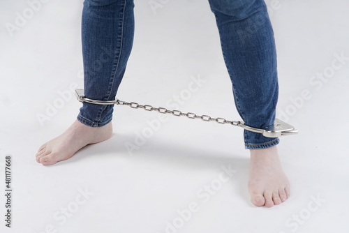 Füsse in Fußschellen barfuss vorne, Kette gestreckt