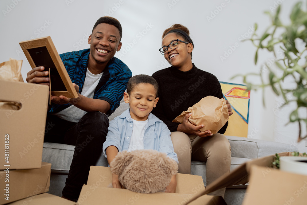 Ταπετσαρία A wonderful loving family sits on the couch, a married couple and their son unpa