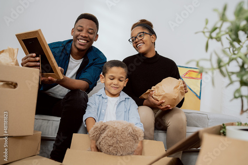 Quadro em tela A wonderful loving family sits on the couch, a married couple and their son unpa