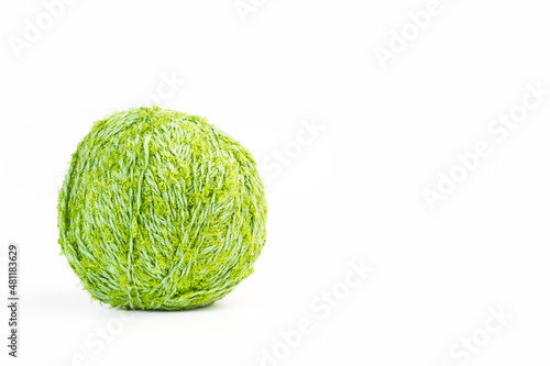 Ovillo de lana de color verde sobre un fondo blanco liso y aislado. vista de frente y de cerca. Copy space