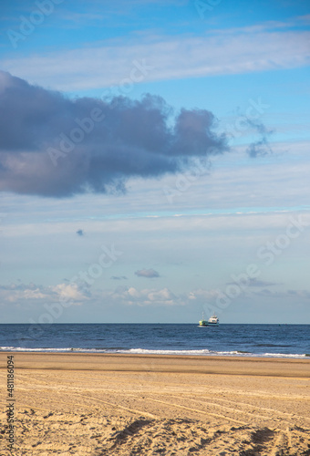 Obraz na płótnie Huge ship passing the beach w salonie