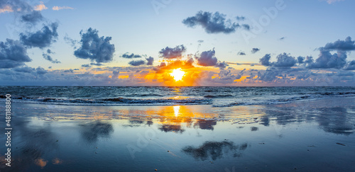 Sonnenuntergang am Meer mit Goldenen Sonnenstrahlen
