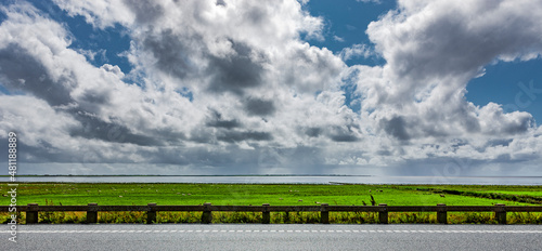 Straße auf dem Damm nach Rømø
