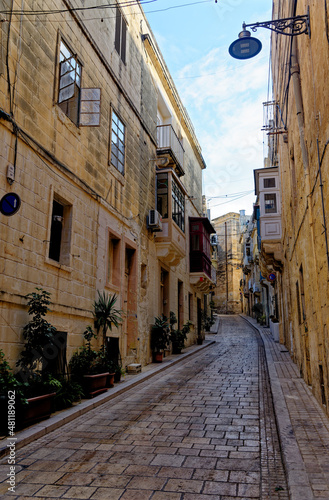 Fototapeta Naklejka Na Ścianę i Meble -  Typical narrow street in Vittriosa - Birgu - Valletta