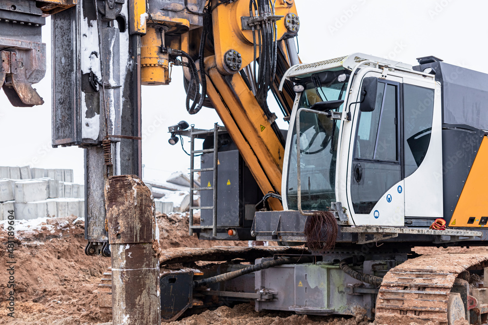 A powerful drilling rig for peeling at a construction site. Operation of the drilling rig in northern conditions. Pile foundations. Bored piles. A powerful drilling rig for peeling at a construction site. Operation of the drilling rig in northern conditions. Pile foundations. Bored piles.