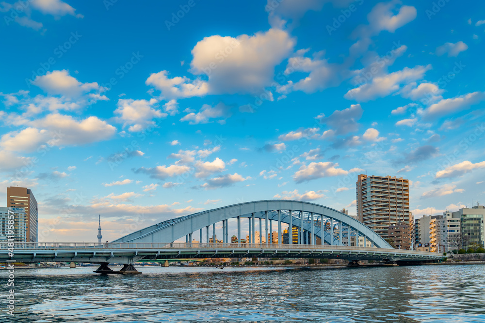 Obraz premium 東京都江東区 隅田川と永代橋 夕焼け雲