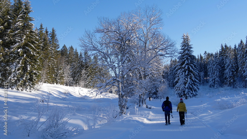 Junges Paar unterwegs auf dem Winterwanderwg Haldenköpfle beim Schauinsland