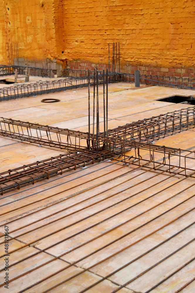 Ossature métallique d'un coffrage préparé pour recevoir le béton. Structure en béton armé. Construction d'un immeuble en ville Ossature métallique d'un coffrage préparé pour recevoir le béton. Structure en béton armé. Construction d'un immeuble en ville