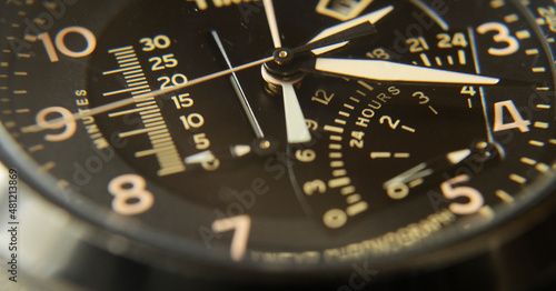 Close up reloj cronógrafo, detalle manecillas, cronómetro, detalle de hora, minutos y segundo, close up carátula reloj de pulso
