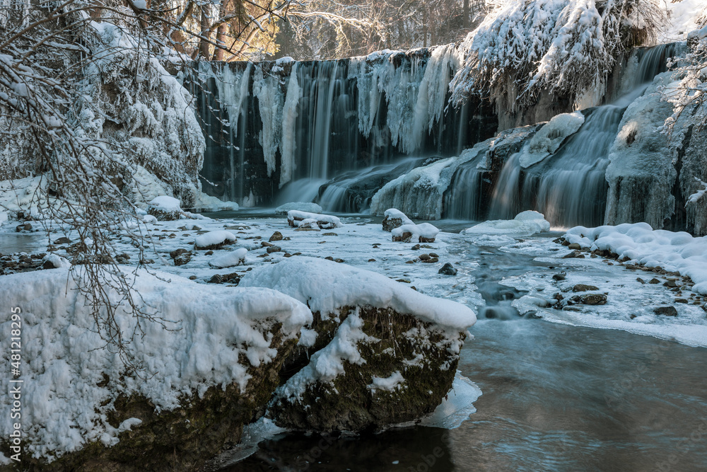 BAYERN JUNGE VON RIESIGEM EISZAPFEN GETROFFEN SECHSJ HRIGER visual data 3