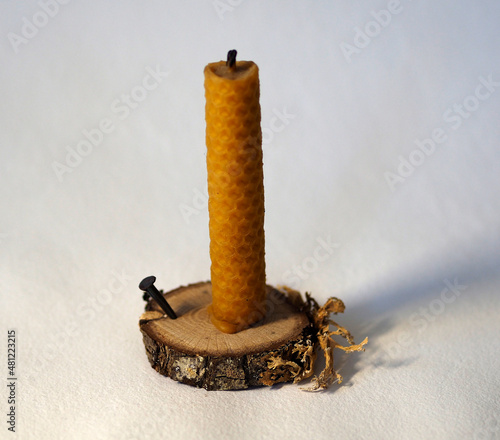 Fotografija vela de cera virgen sobre madera de roble