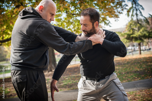 Canvastavla Street fighting self defense technique against holds and grabs