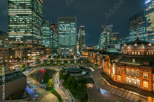 東京駅の夜景 © 亮 塩沢