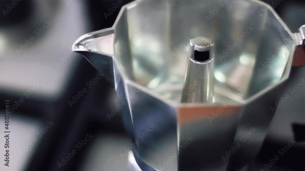 Bebida caliente de café hecha en una cafetera italiana. Para un buen desayuno, un buen café Bebida caliente de café hecha en una cafetera italiana. Para un buen desayuno, un buen café