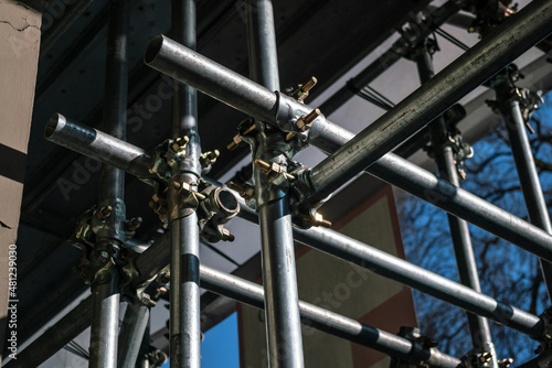 scaffolding buildings: in construction, the scaffolding is safe if made up to standard, with pipes, joints and structures in galvanized steel. Work thanks to bonuses runs fast.