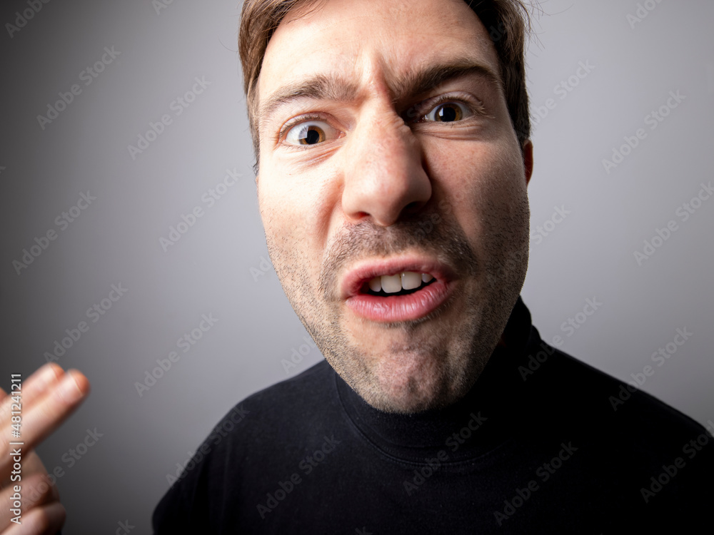 Obraz premium Primer plano con gran angular de hombre enfadado