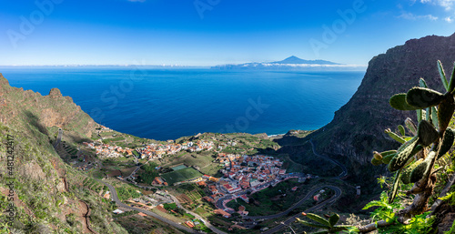 Der grüne hügelige Norden von Gomera, Kanarische Inseln: Panorama Blick auf das Dorf Agulo mit Blick auf den Teide photo