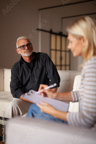 Cuadro en lienzo Mature man at a session with a psychologist