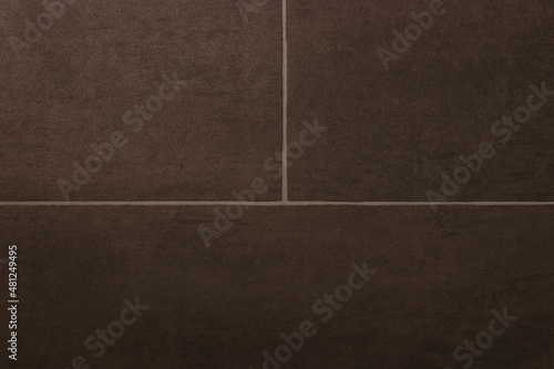 carrelage sombres avec des joins blanc formant des cases
