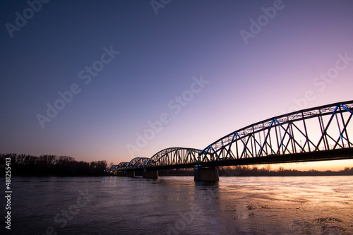 Fototapeta Naklejka Na Ścianę i Meble -  Krajobraz most drogowy Toruń
