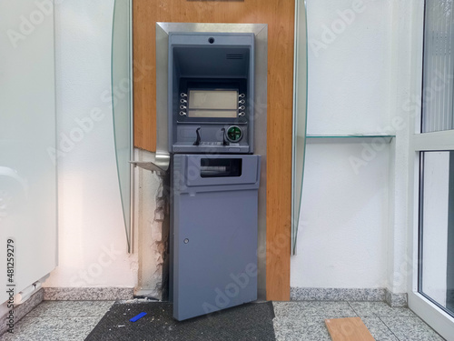 Geknackter Geldautomat mit offener Tür, Bankraub