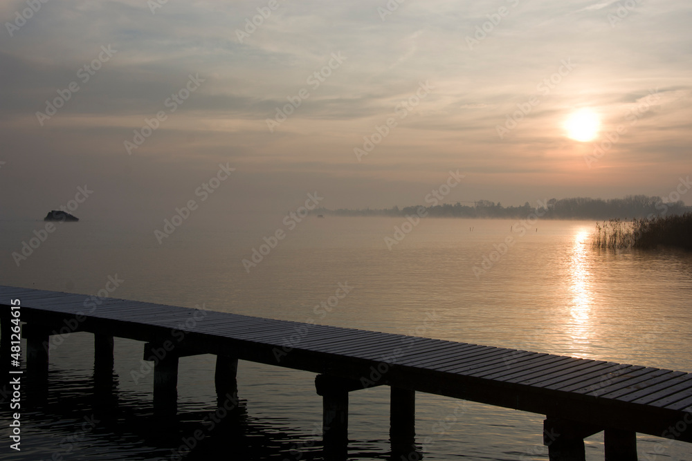 pontile sul lago all'alba