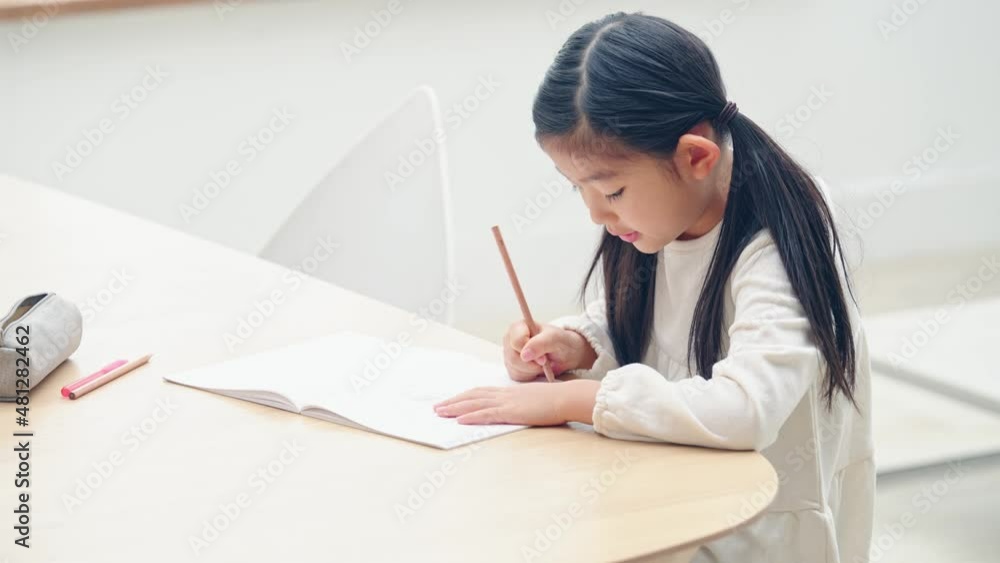 家で勉強する女の子 家で勉強する女の子