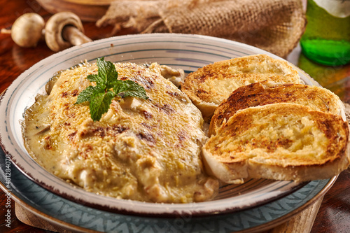 comida colombiana queso gratinado con pan tostado