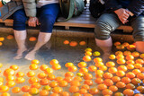 熱海駅前の足湯で冷えた足を温める旅行客