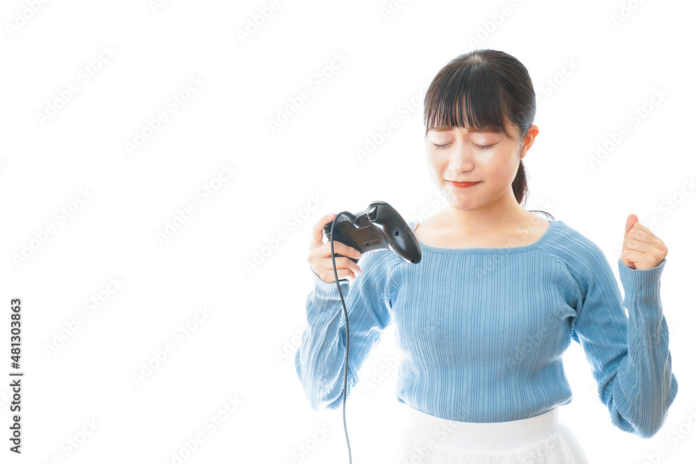 テレビゲームをプレイする若い女性 テレビゲームをプレイする若い女性
