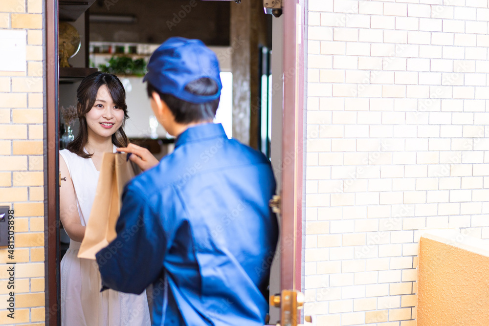 フードデリバリーを受け取る若い女性 フードデリバリーを受け取る若い女性
