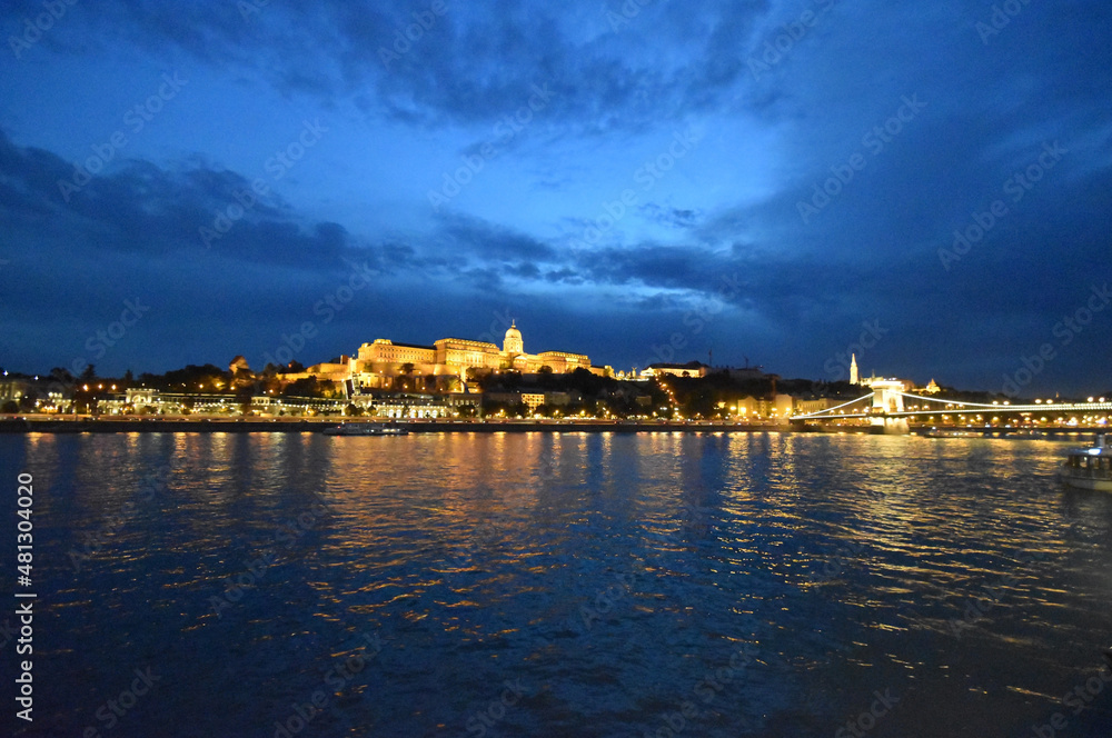 ブダペスト・夜のドナウ川と王宮ライトアップ